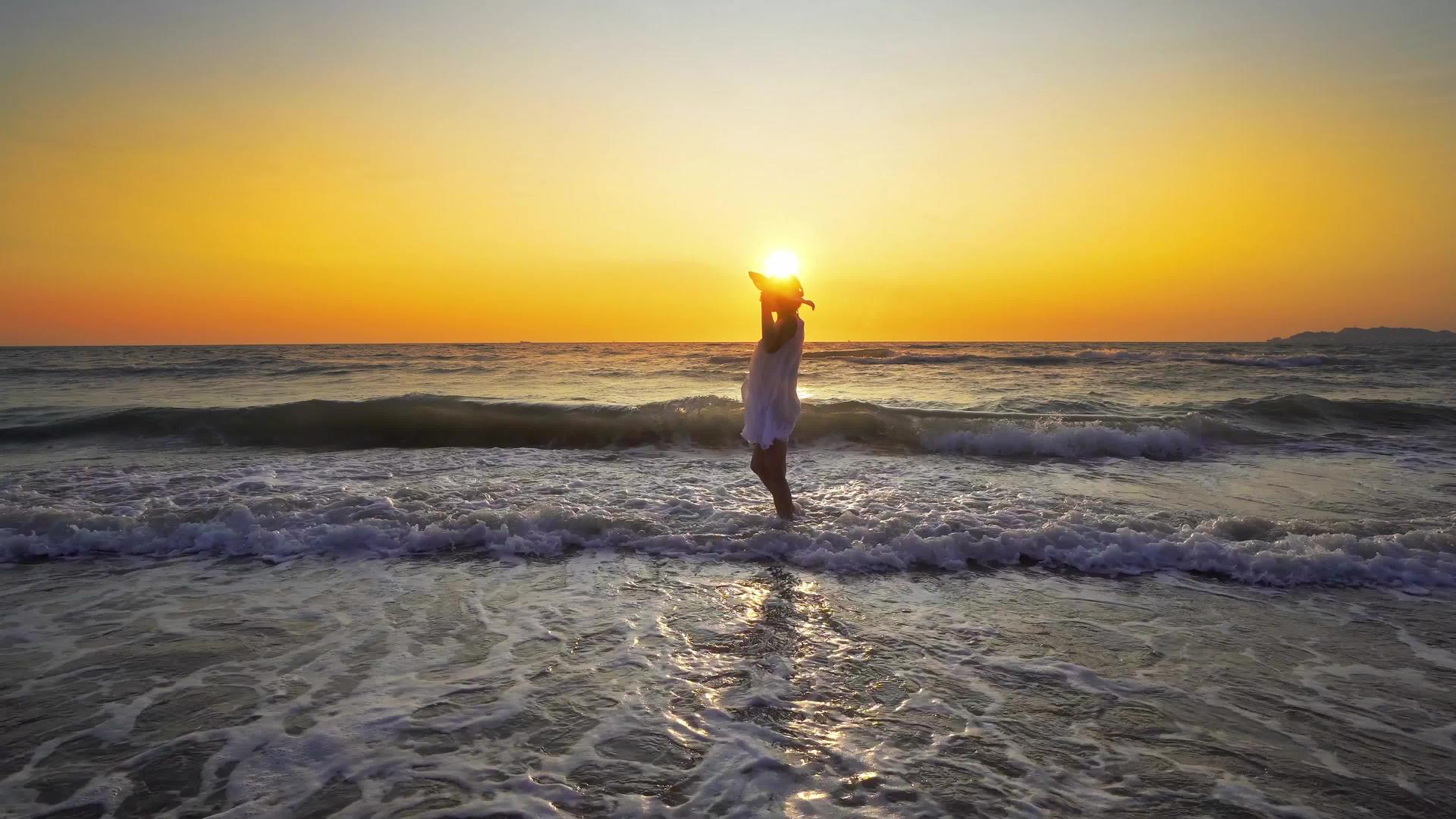 戴着帽子和白色礼服的快乐无忧女人在海滩上享受美丽视频的预览图