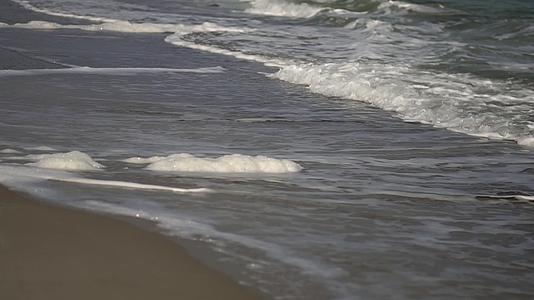 沿海波浪以缓慢的速度移动视频的预览图