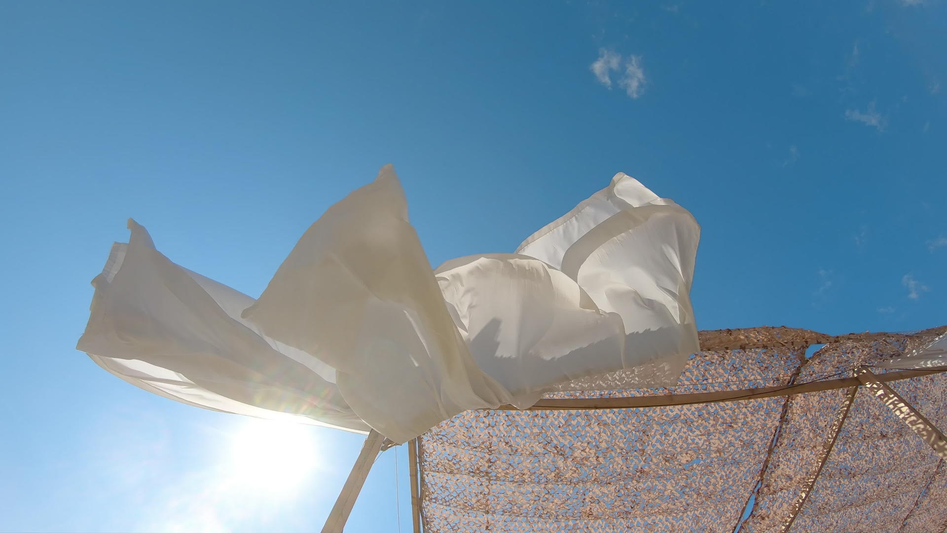 白布窗帘漂浮在豪华度假胜地的暑假海滩帐篷里视频的预览图