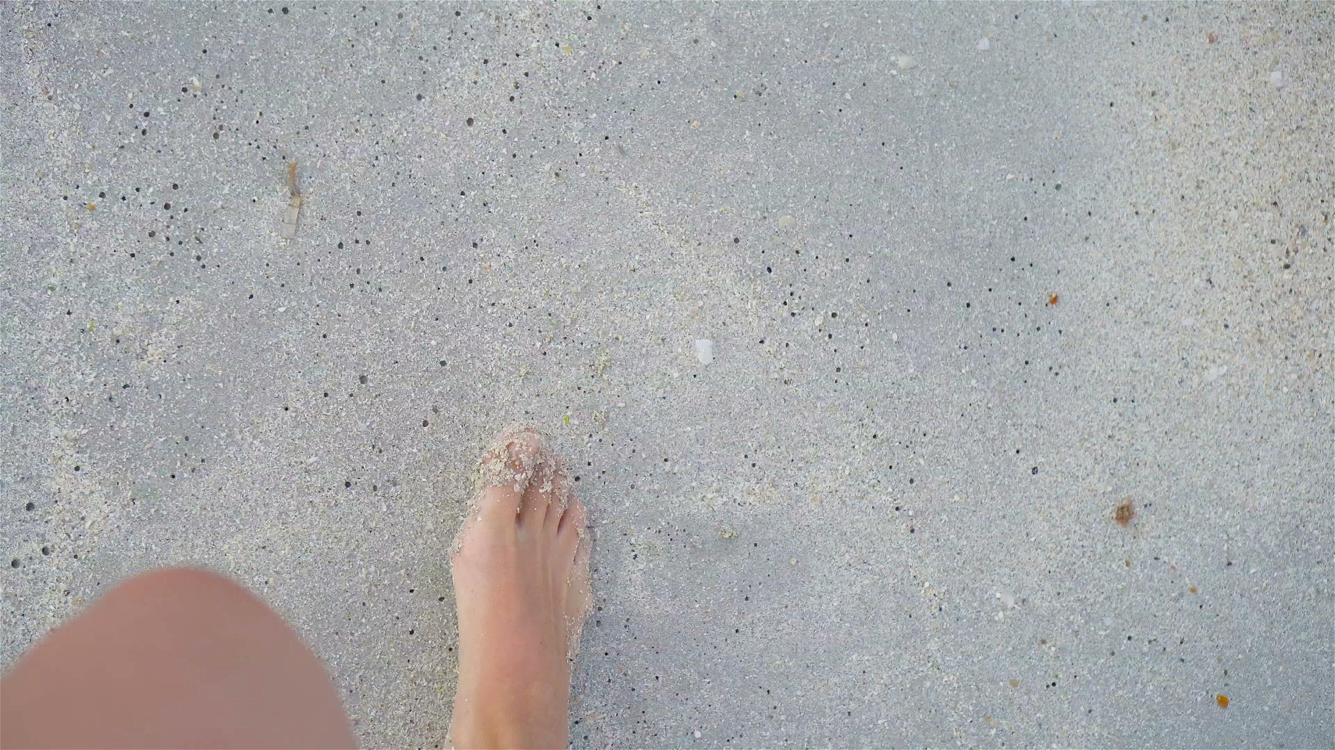 白色沙滩上的脚视频的预览图