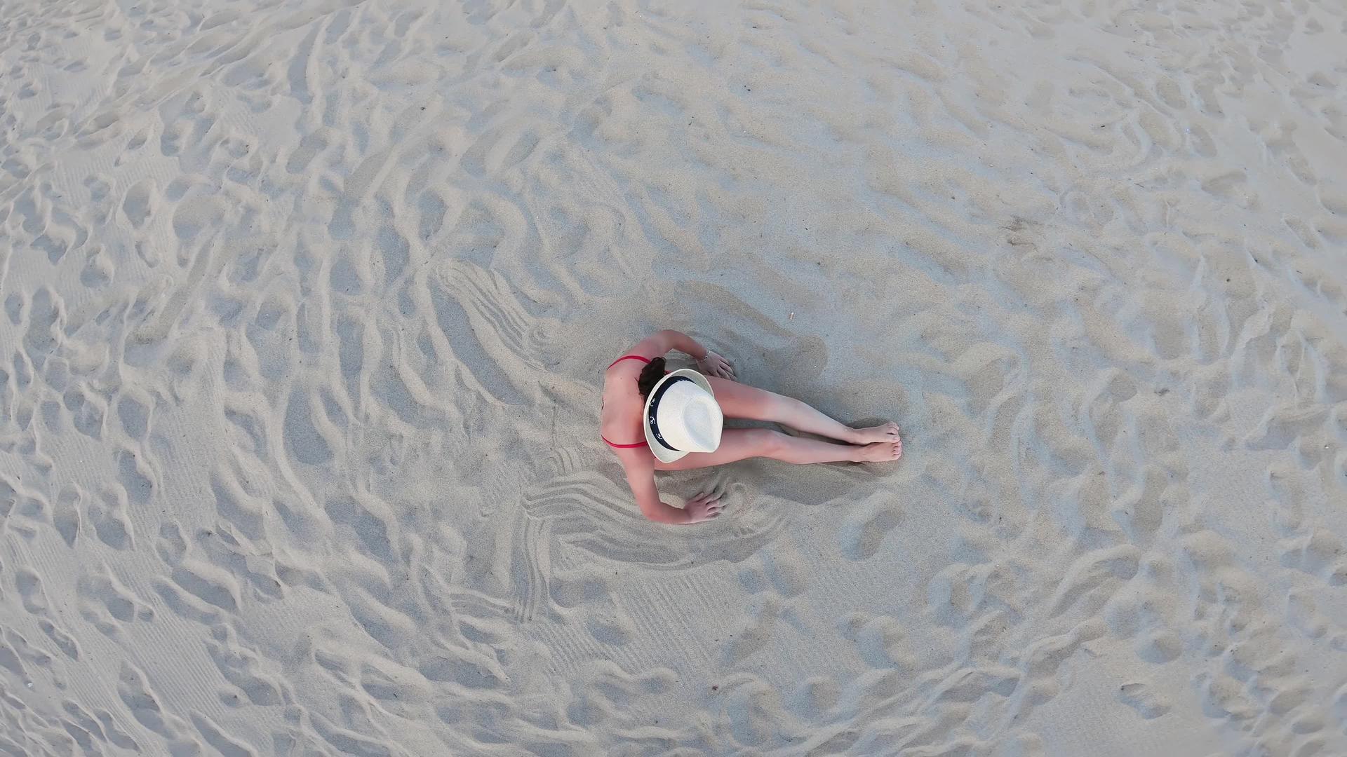 海边泳衣比基尼放松和日光浴海滩女性在空中无人驾驶视频的预览图