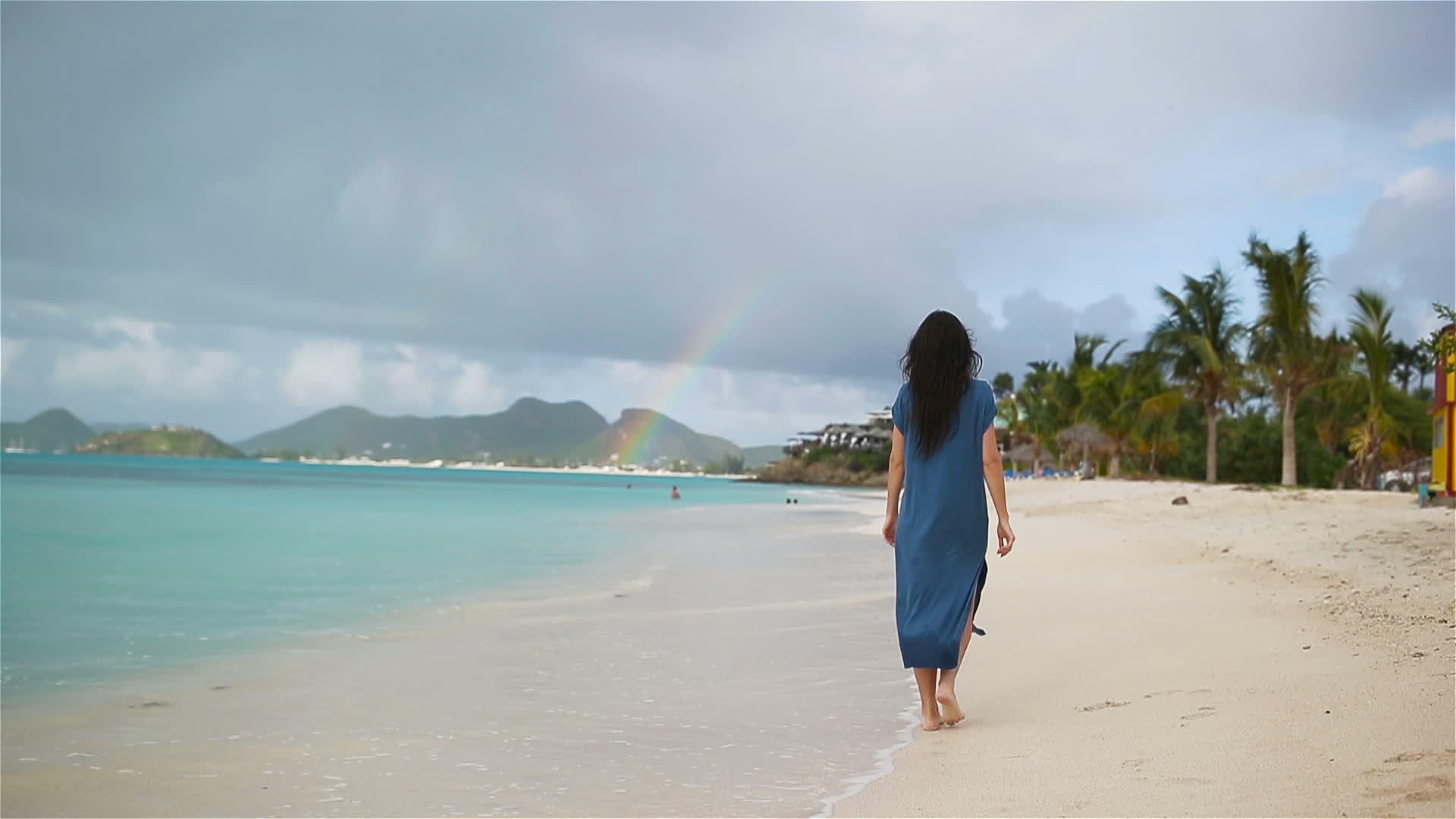 热带海岸的年轻美女快乐的女孩在白色沙滩上视频的预览图
