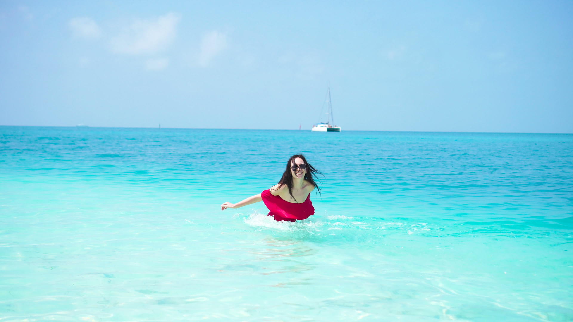 快乐的女孩享受她的热带度假异国情调的岛屿她非常快乐视频的预览图