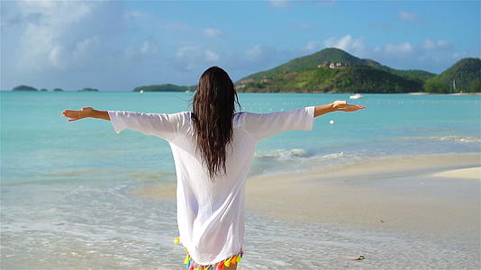 快乐的旅行女孩享受她的海滩度假慢动作视频的预览图