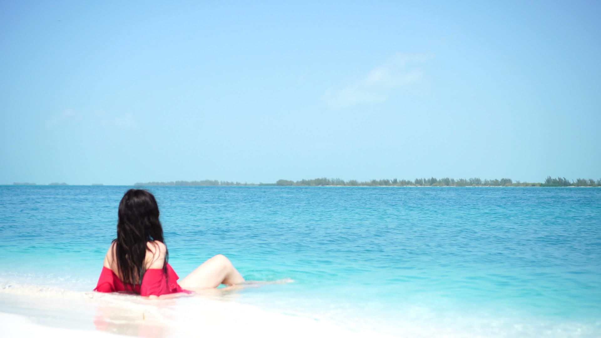 快乐的女孩享受她的热带度假异国情调的岛屿她非常快乐视频的预览图