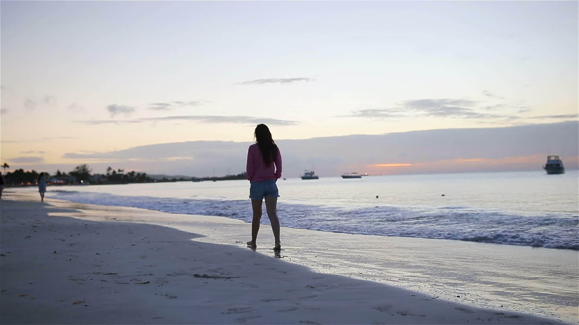 年轻美女在热带海滨玩得很开心视频的预览图