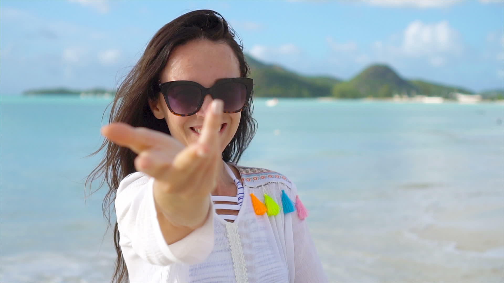 年轻美女在热带海滨玩得很开心视频的预览图