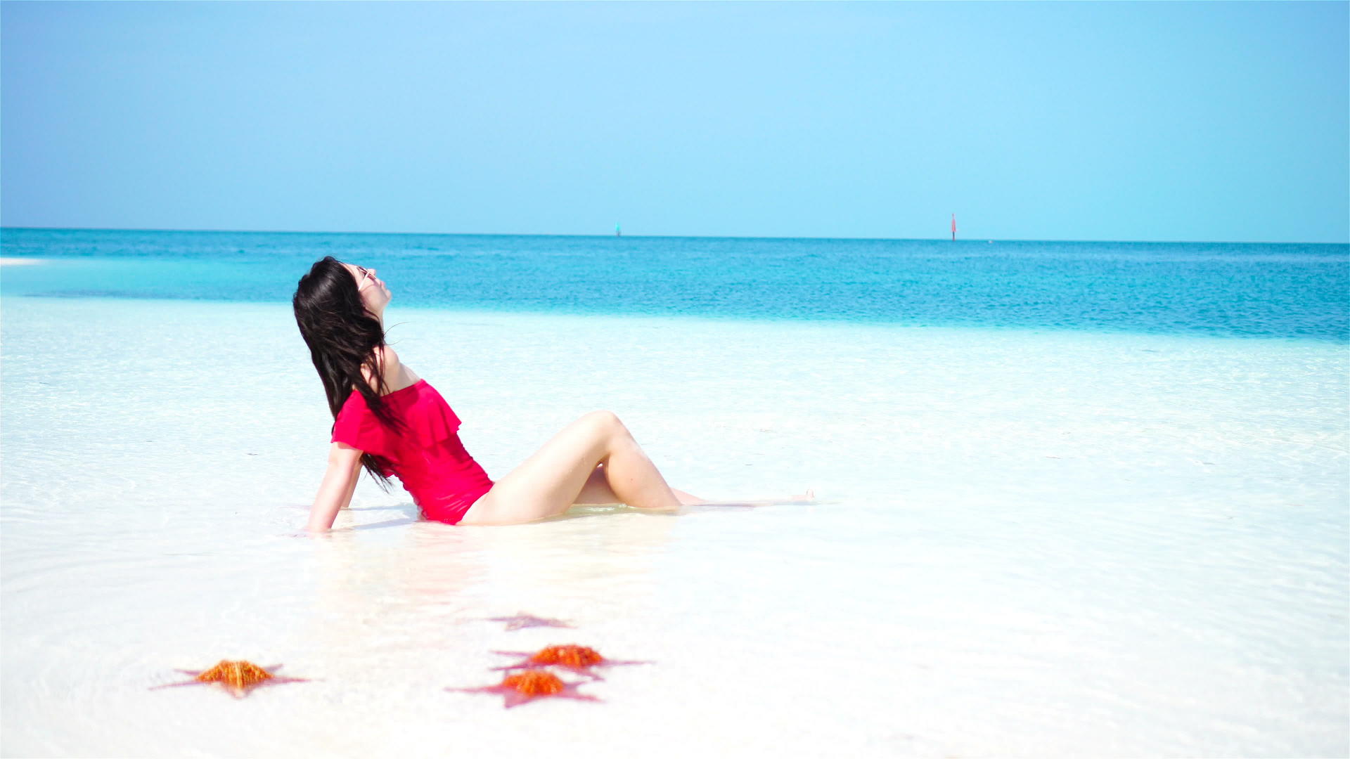 快乐的女孩享受她的热带度假外国岛屿她在海边很开心视频的预览图