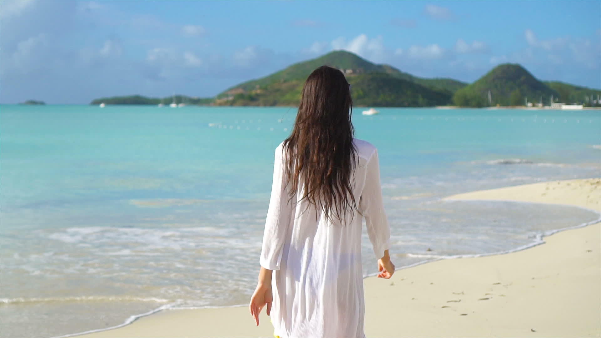 年轻美女在热带海岸玩得开心女孩们在白色海滩上散步视频的预览图