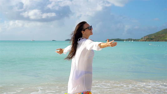年轻美女在热带海岸玩得开心女孩们在白色海滩上散步视频的预览图