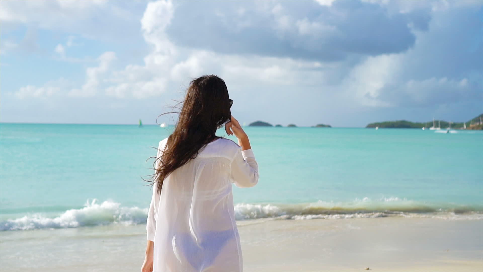 年轻美女在热带海岸玩得开心女孩们在白色的海滩上走来走去视频的预览图