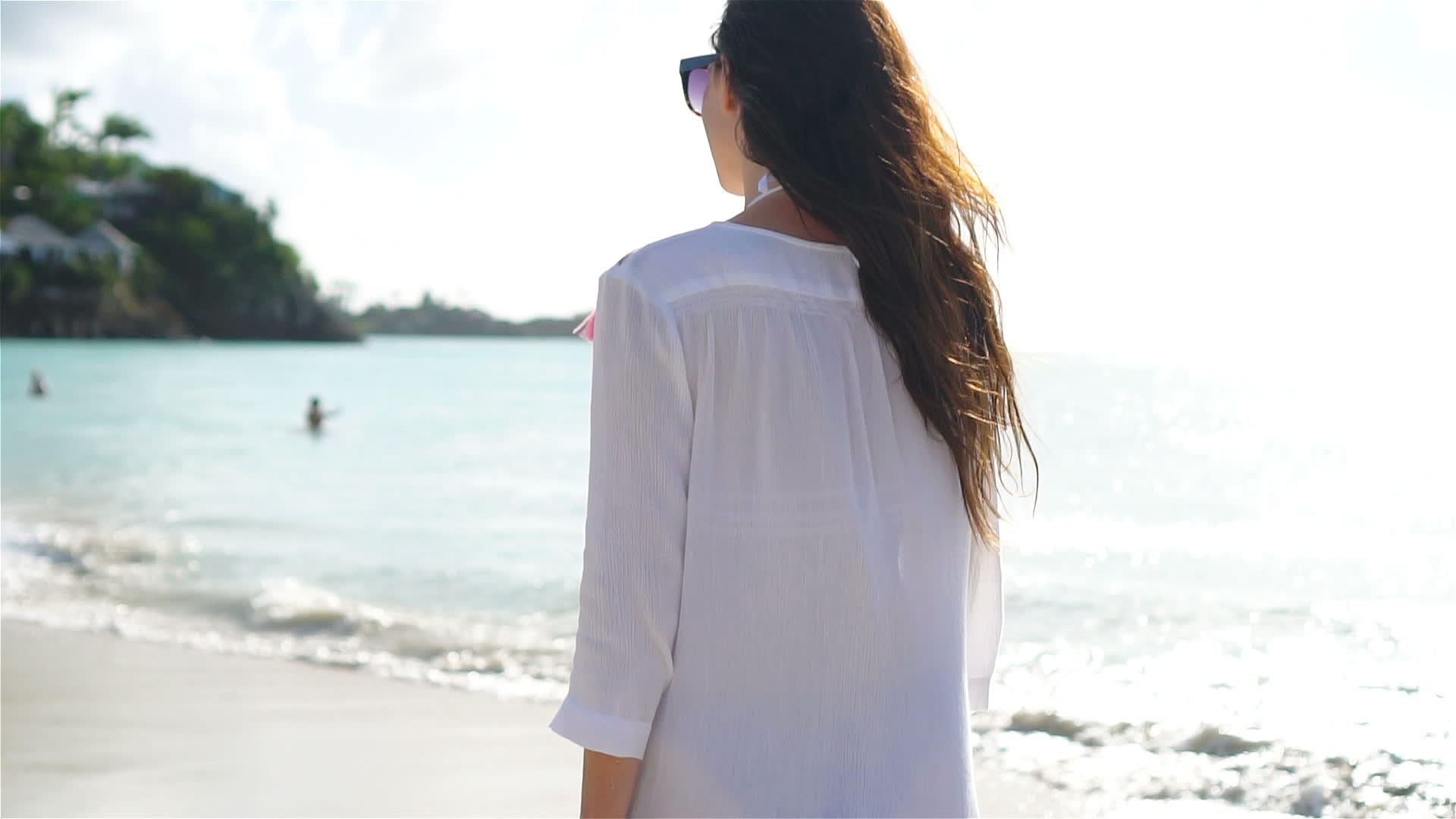 年轻快乐的女孩在白色沙滩上散步视频的预览图