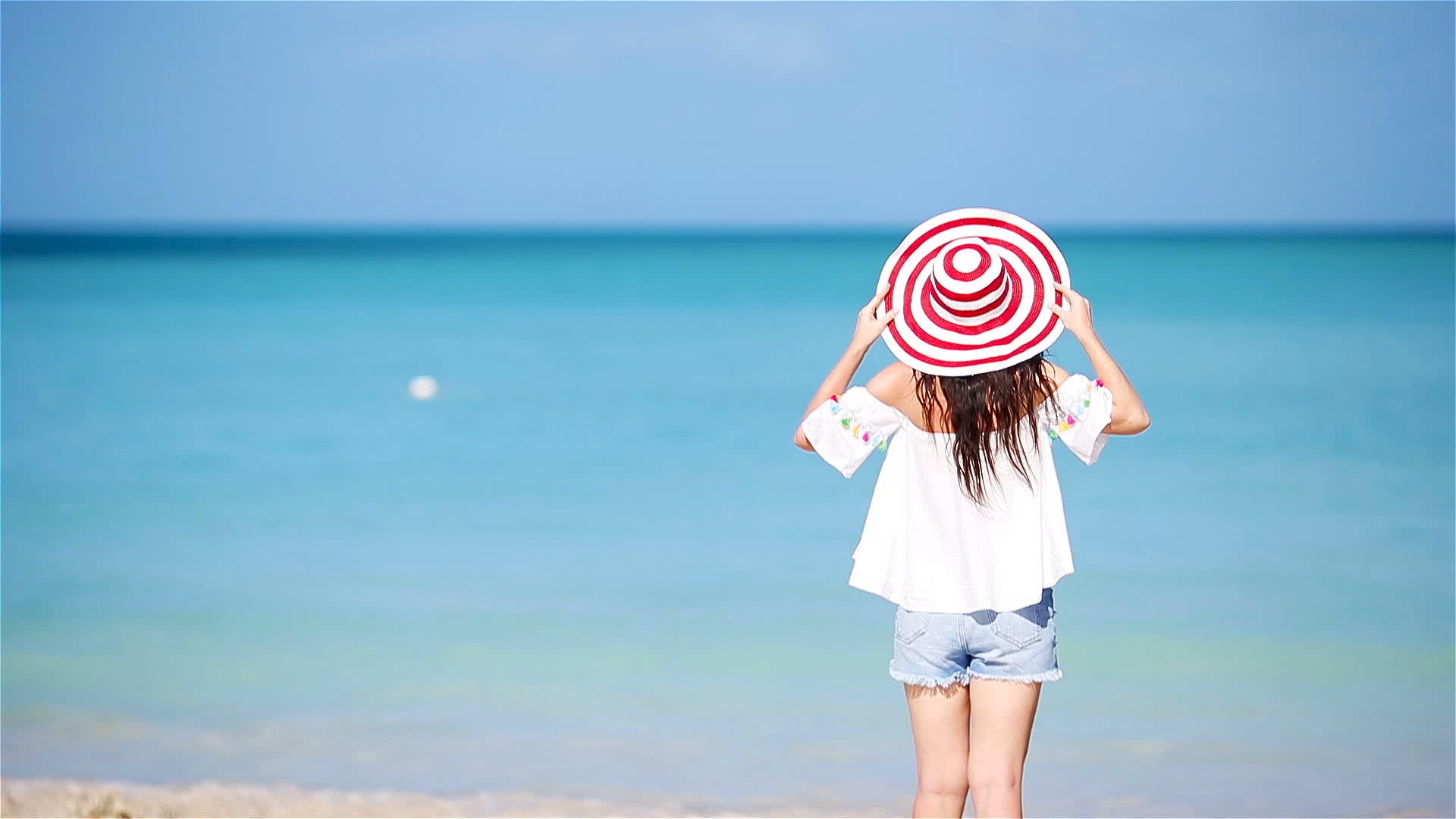 在热带海岸玩得开心的年轻美女快乐的女孩在白色沙沙中奔跑视频的预览图