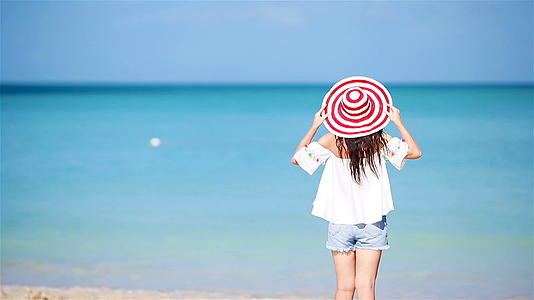 在热带海岸玩得开心的年轻美女快乐的女孩在白色沙沙中奔跑视频的预览图