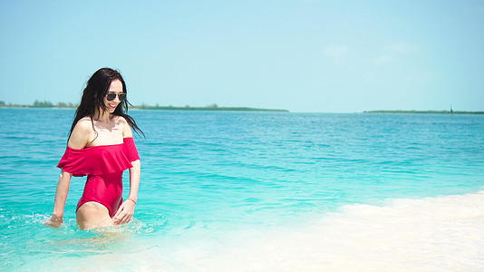 年轻女孩在热带海滩享受热带度假异国岛的风景视频的预览图