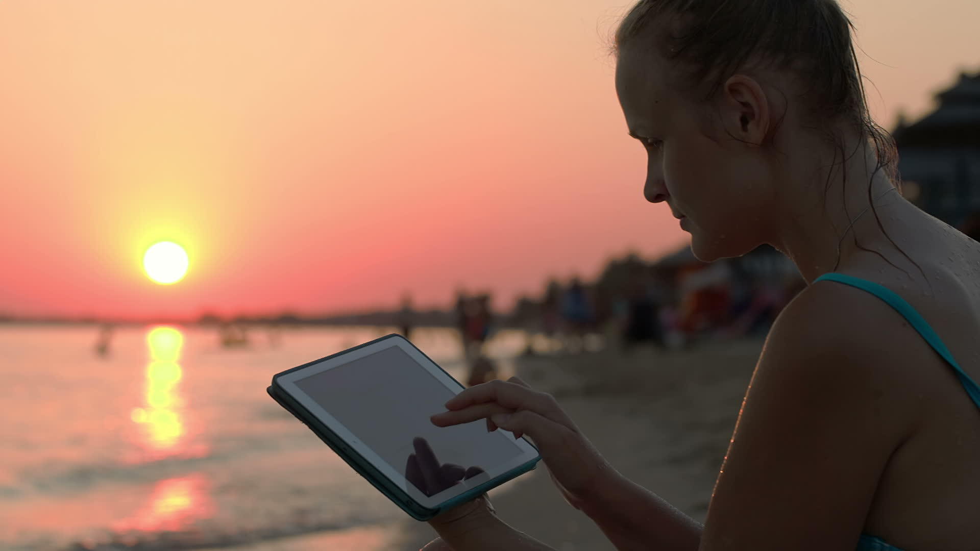 日落时在海滩上有床垫的快乐女人视频的预览图