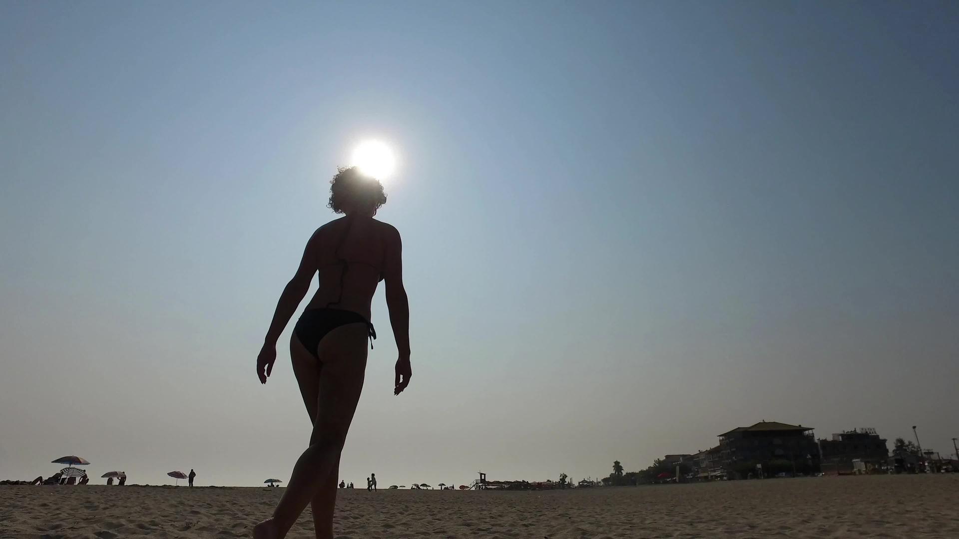 美丽的女性时尚模特在沙滩上健身行走视频的预览图