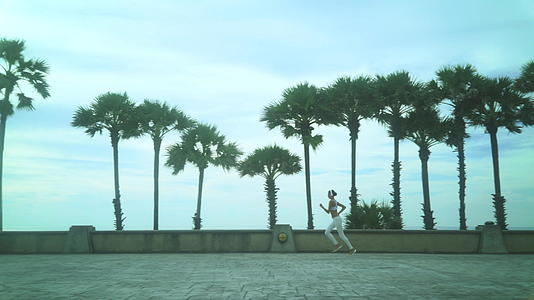 女运动员在海滩上奔跑视频的预览图