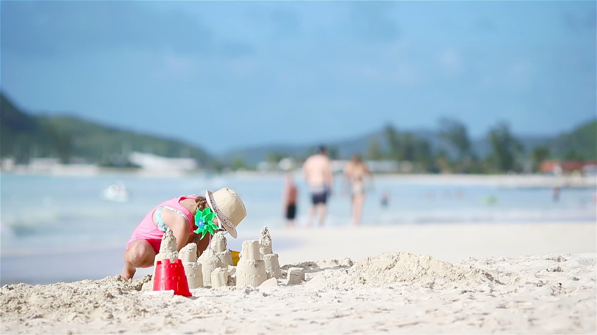 热带海滩沙滩沙滩城堡的小女孩视频的预览图
