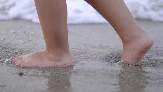 婴儿在海滩上行走在水中喷洒电影史坦视频的预览图