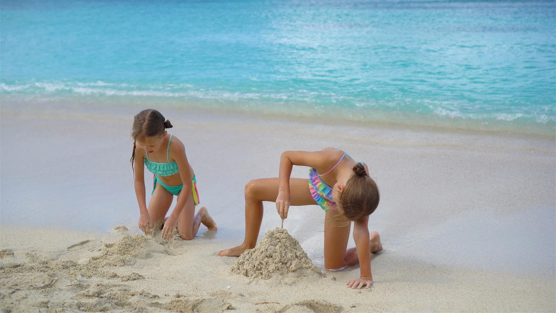 可爱的小女孩在海滩上度暑假视频的预览图