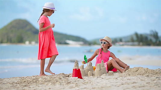 可爱的小女孩在海滩上度暑假视频的预览图