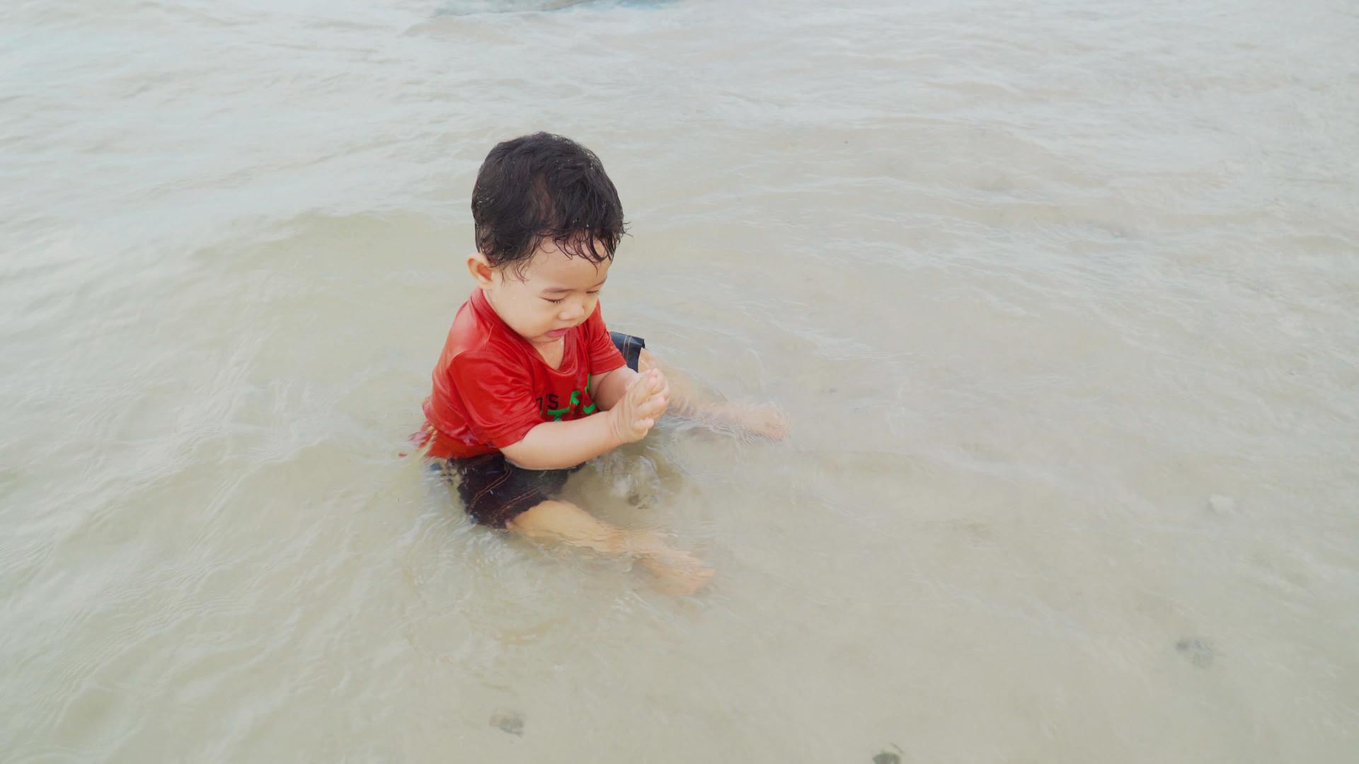 小男孩玩得很开心在海滩上玩得很开心视频的预览图