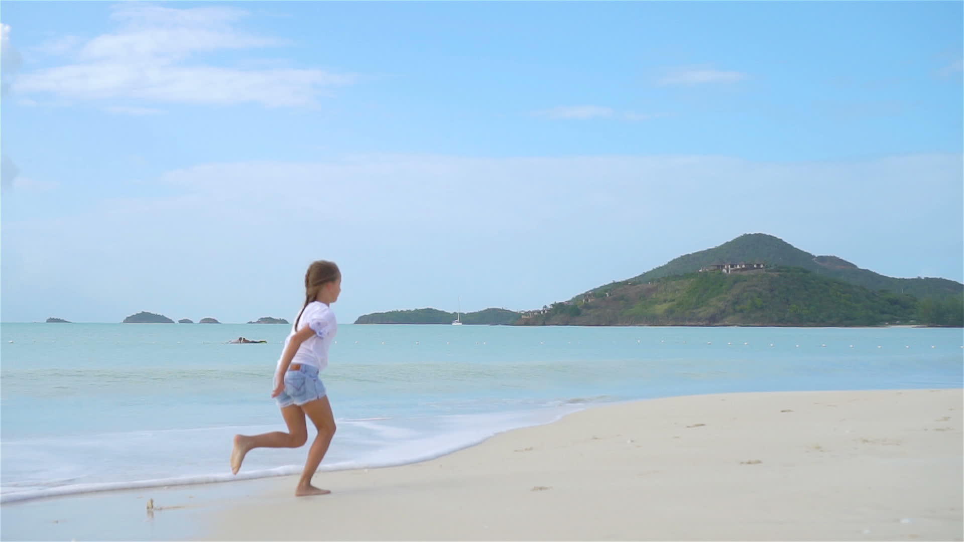 可爱的小女孩在海滩度假时玩得很开心视频的预览图