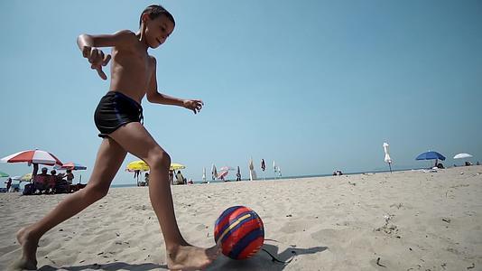 快乐的小男孩在热带海滩上打球视频的预览图