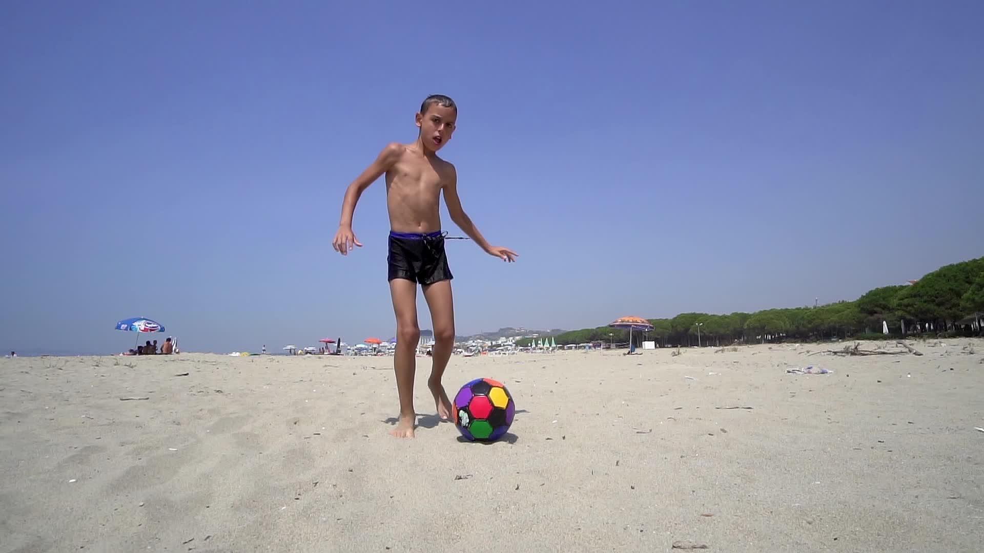孩子们在海滩上踢足球视频的预览图