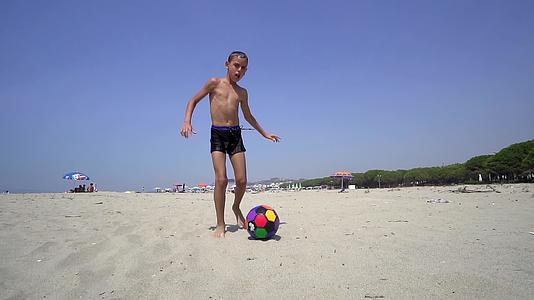孩子们在海滩上踢足球视频的预览图
