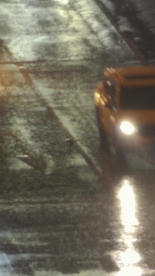 城市暴雨街道交通拥堵街道交通拥堵行人素材视频的预览图