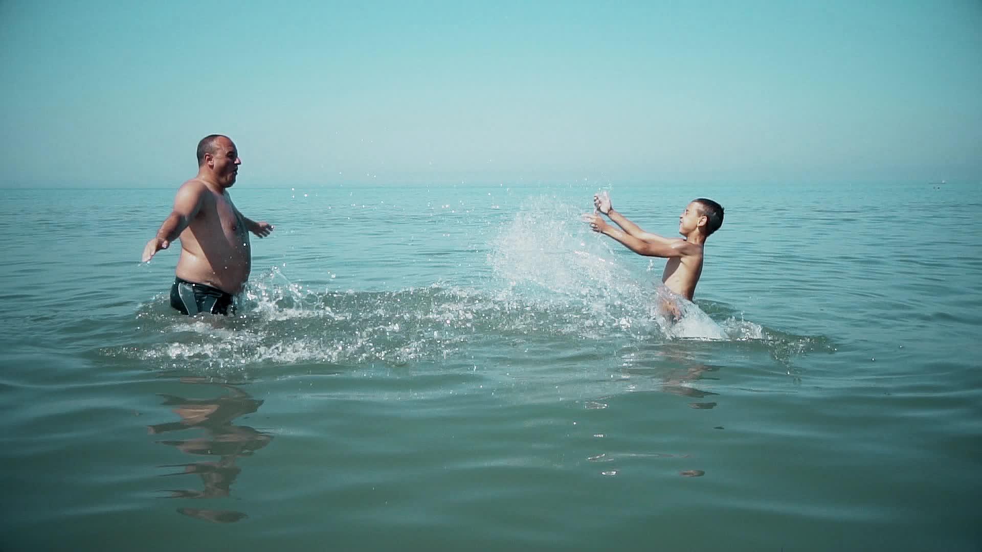 快乐的父亲和儿子在上海海滩的暑假里玩得很开心视频的预览图