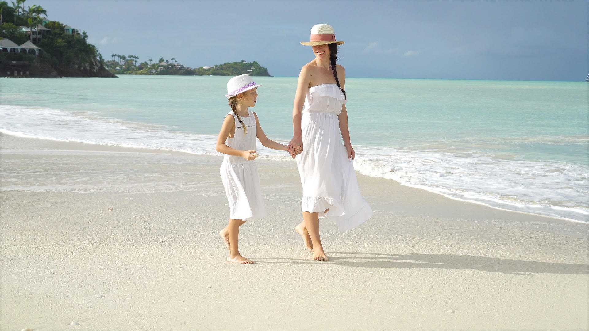 在白沙滩上享受家庭乐趣母亲和孩子享受暑假视频的预览图