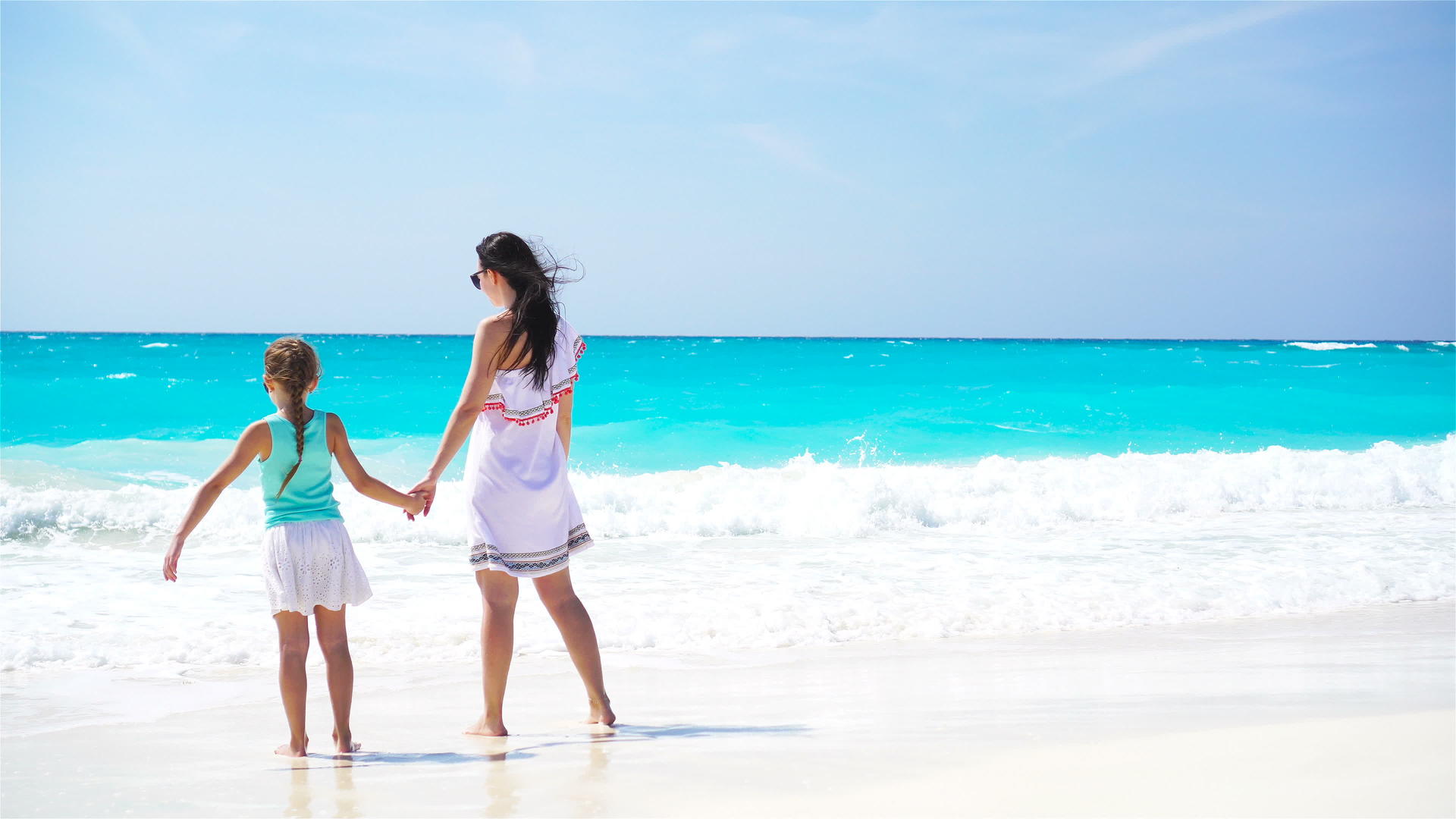 可爱的小女孩和年轻的母亲在热带海滩度假caribbean视频的预览图