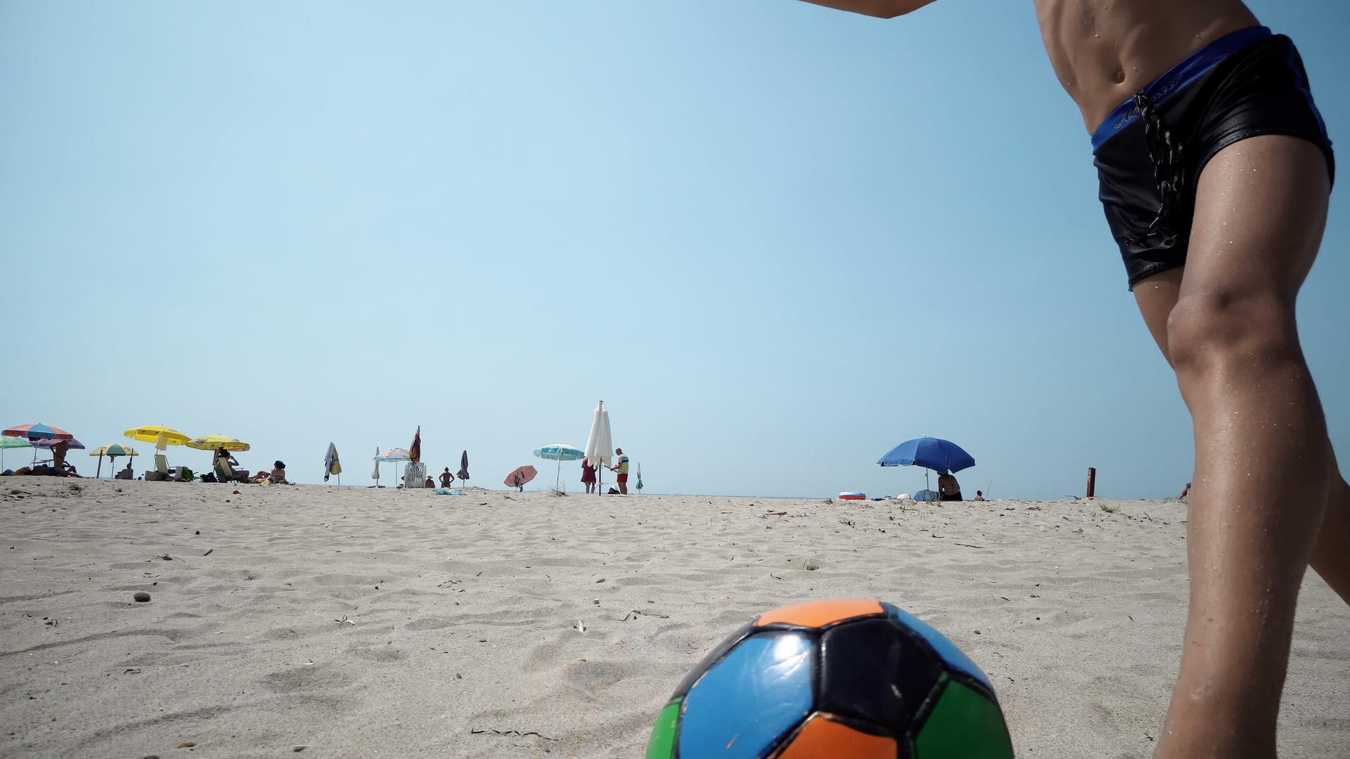 在空海滩上踢足球的男孩夏季娱乐概念电影制片人Standicam视频的预览图