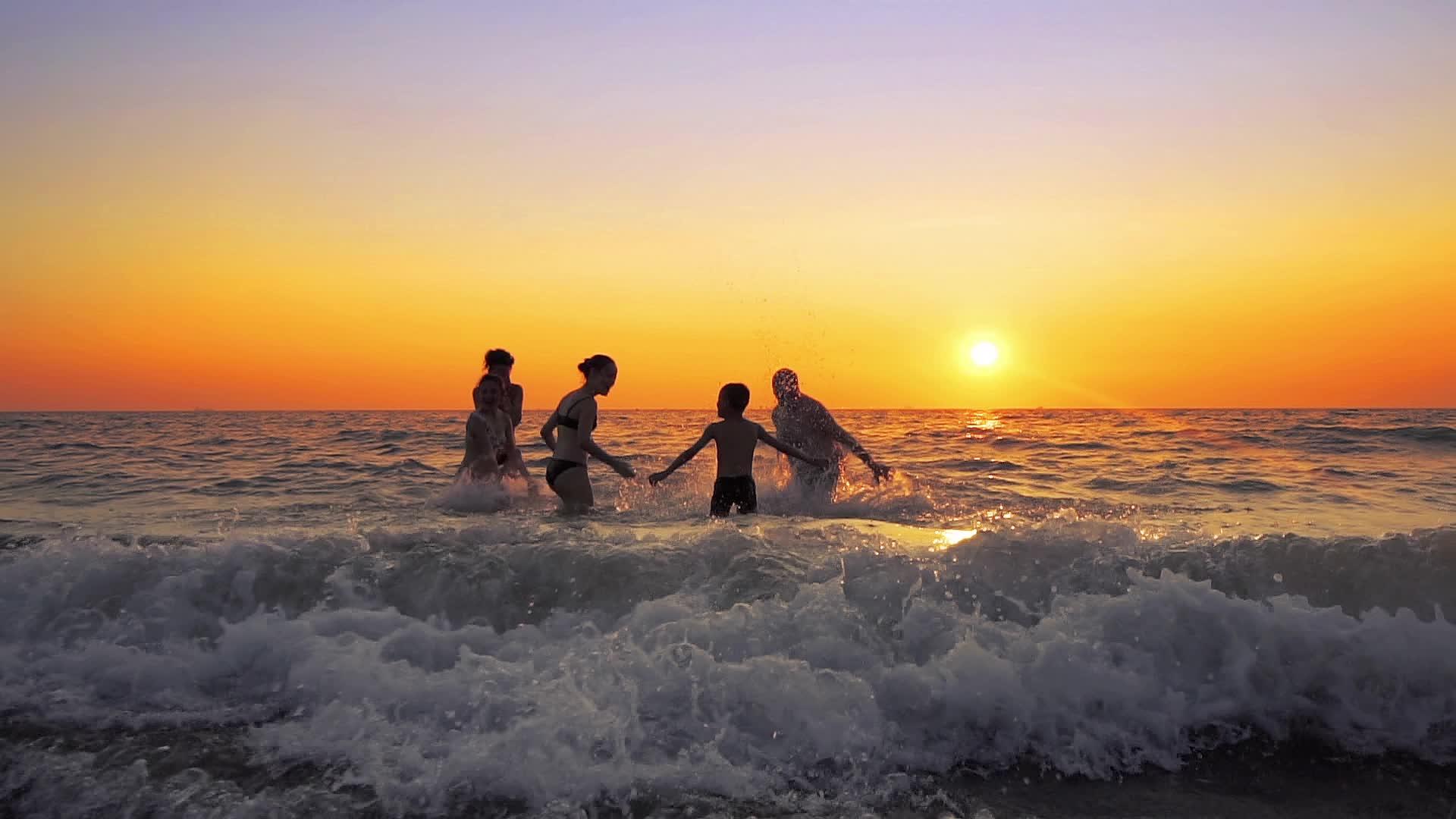 一群年轻的嬉皮士在日落时在海滩派对上玩耍视频的预览图