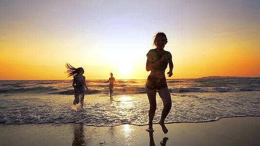 日落时分三名女青少年在热带海滩上耗尽了海水电影视频的预览图