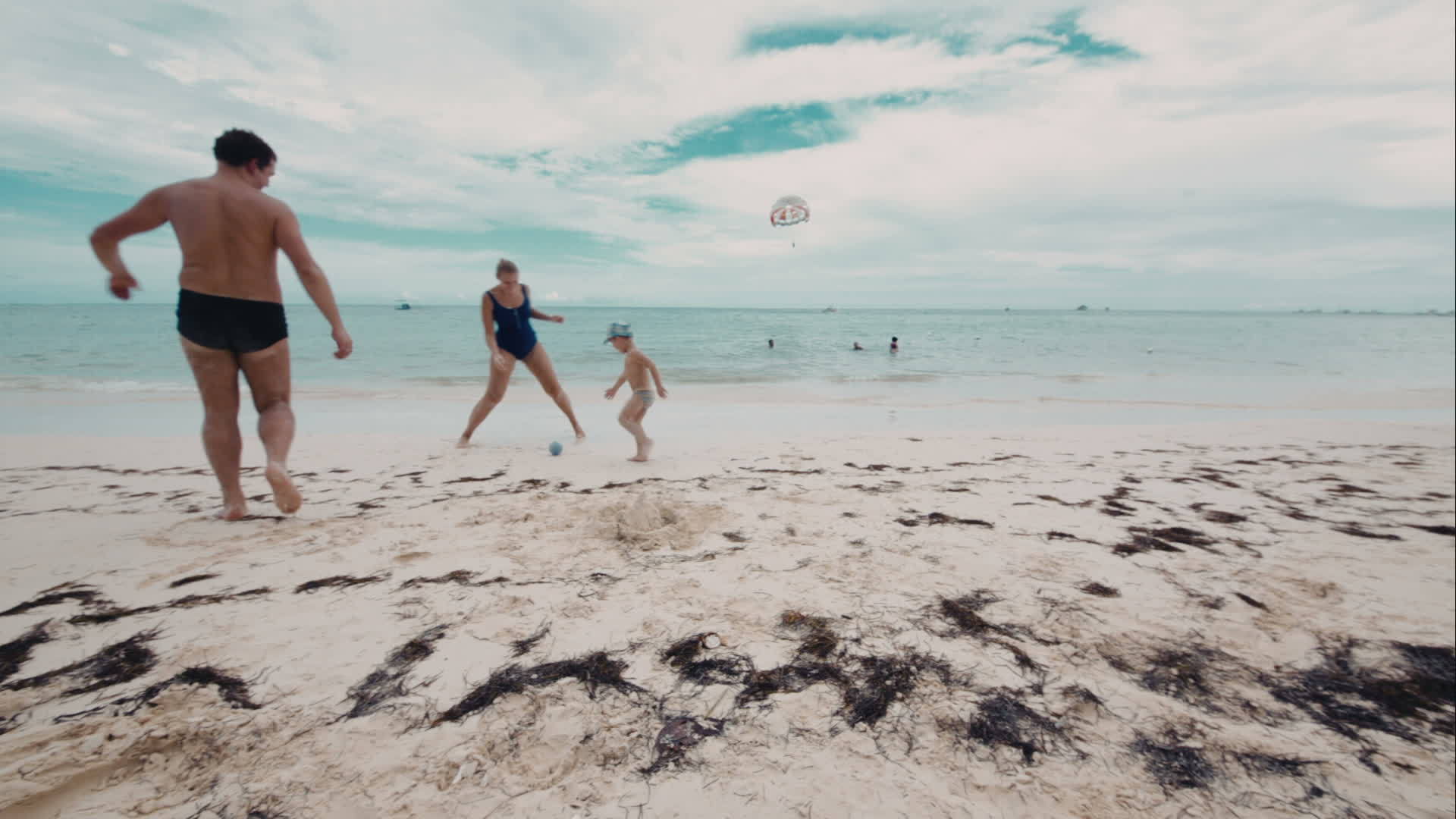 三个幸福的家庭在海滩上打球视频的预览图