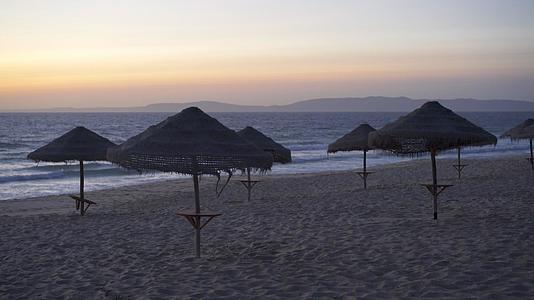 康波尔塔脚下的日落时空海滩和草伞视频的预览图