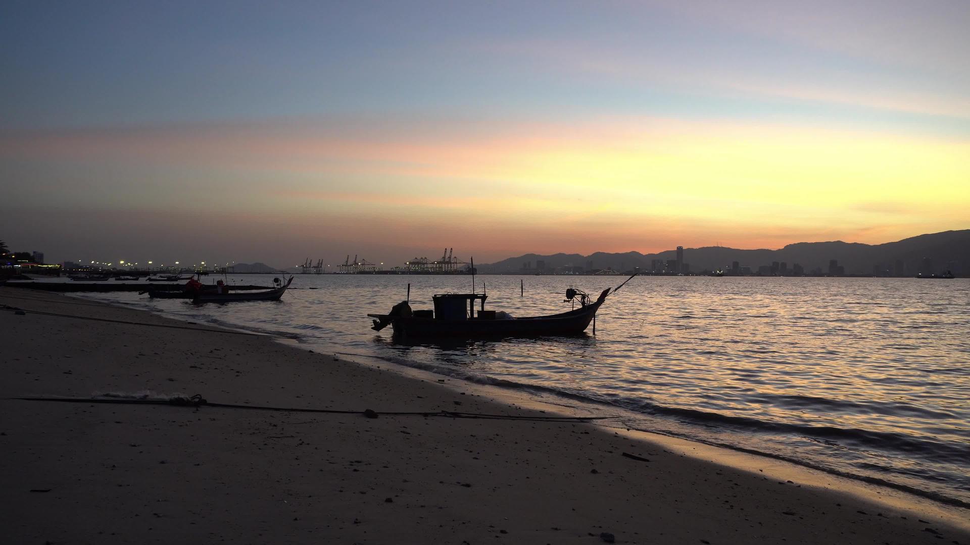 海滩上的轮尾渔船视频的预览图