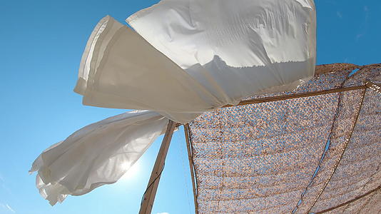白色织布窗帘在风中缓慢移动视频的预览图