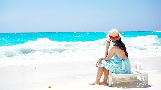 白色沙滩热带海滩上的年轻美女帽子caucasian视频的预览图