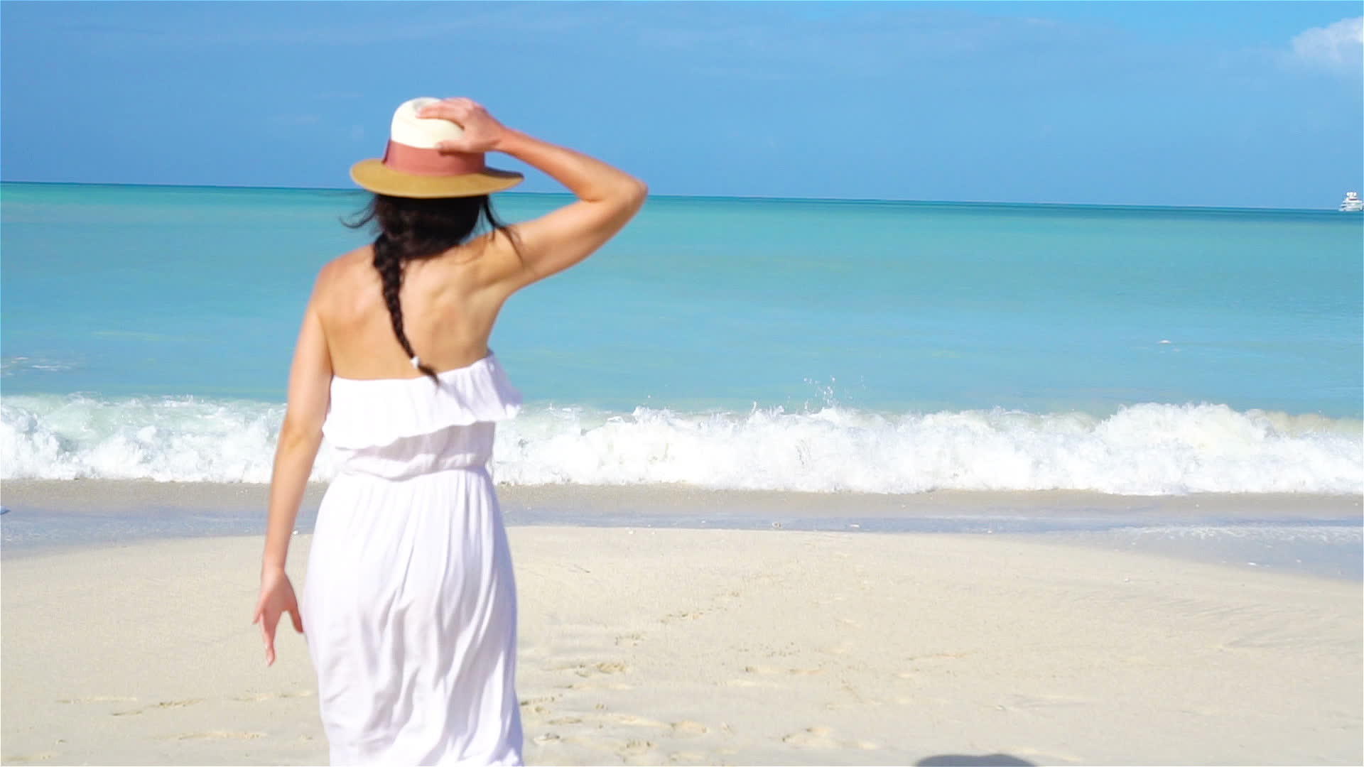 白色沙滩热带海滩上的年轻美女视频的预览图