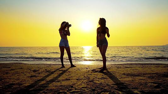 年轻的摄影师在日落时拍摄女模特的照片视频的预览图