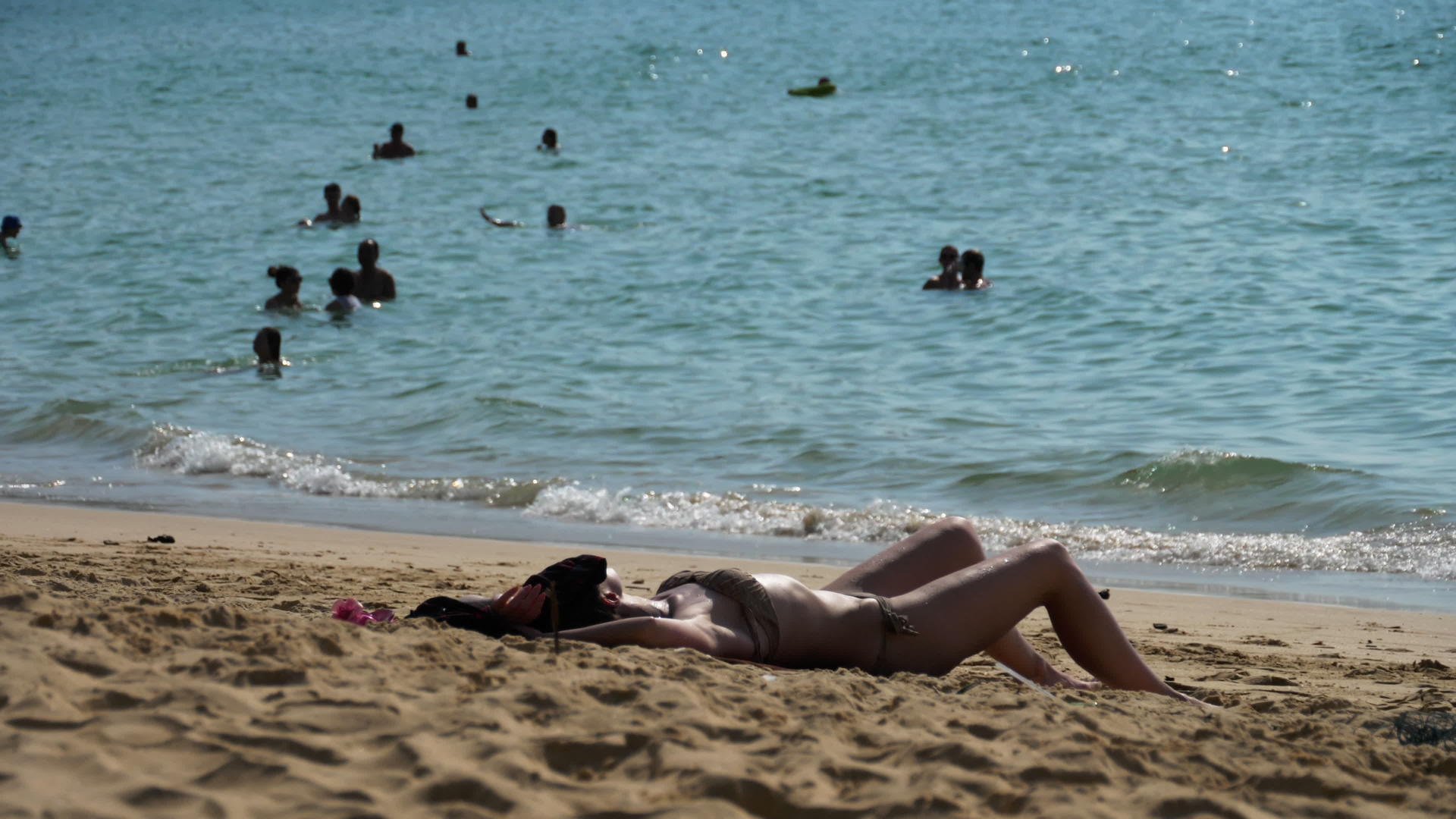 女孩在海滩上晒日光浴视频的预览图