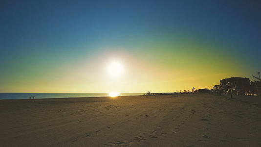 日出和全天的海滩风景视频的预览图