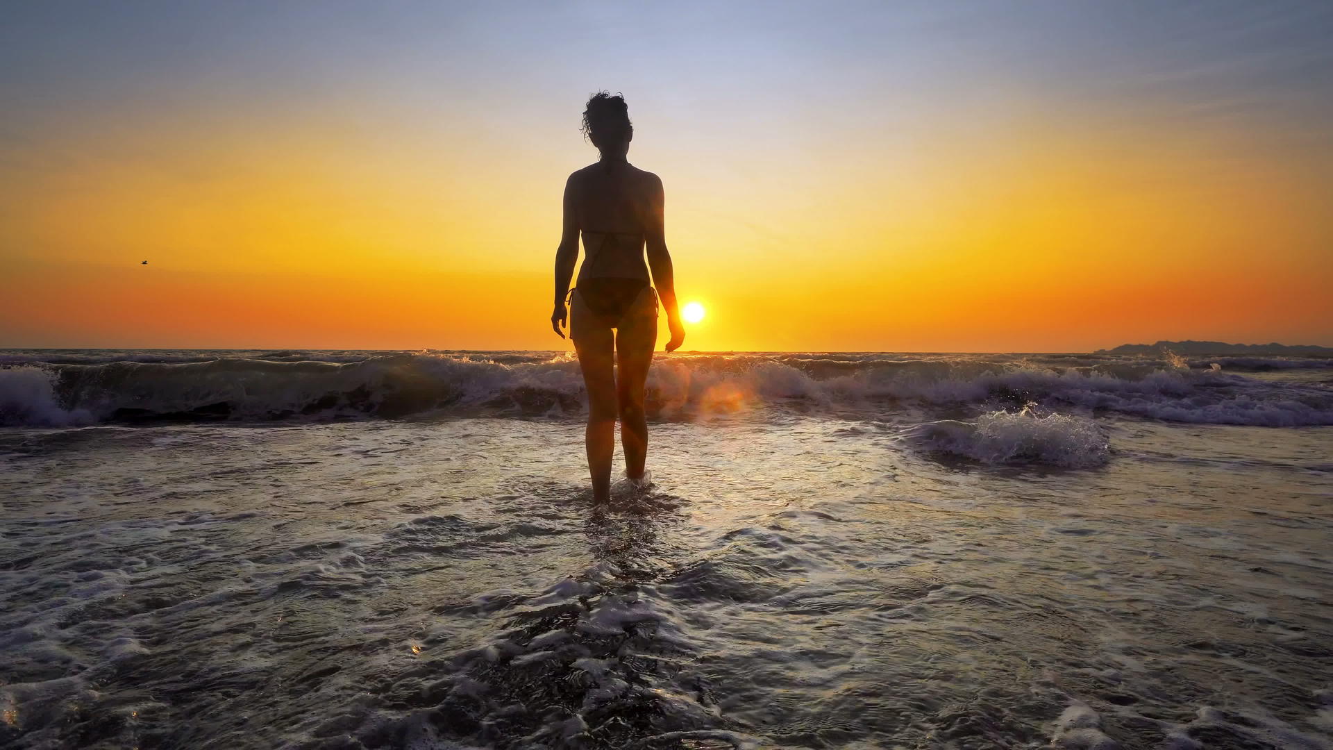 女人的脚影从海浪流向日落电影制片人Standicam视频的预览图