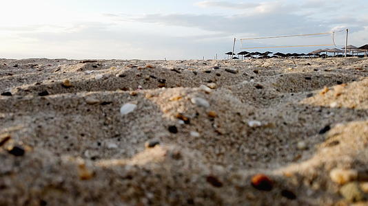 热带沙海滩为背景的热带沙蟹第一视角是在沙滩上爬行视频的预览图