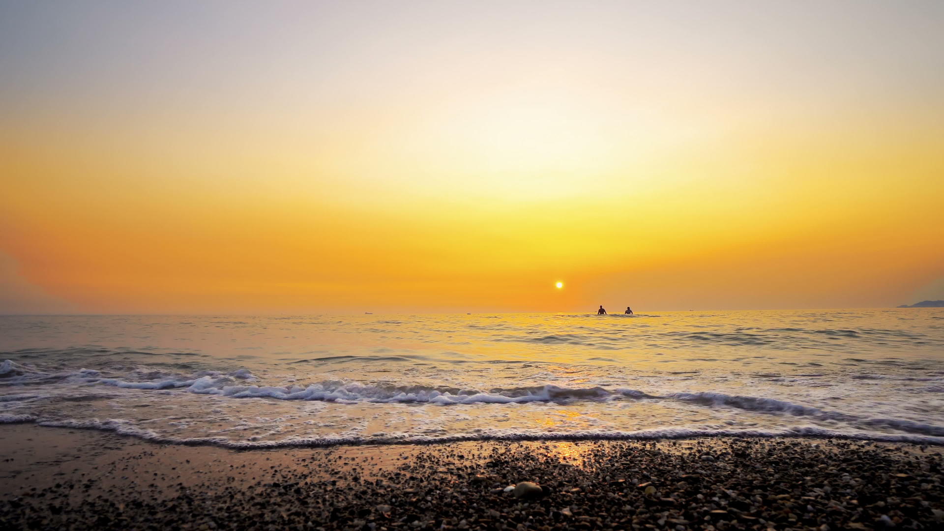 海浪在日落时喷洒海滩惊人的背景视频的预览图